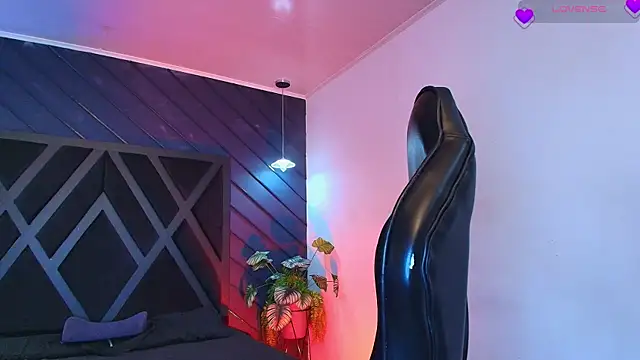 zoe martins  online show from April 21, 2026, 3:28 pm