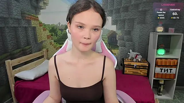 EmilyChaves online show from September 30, 2025, 6:13 pm