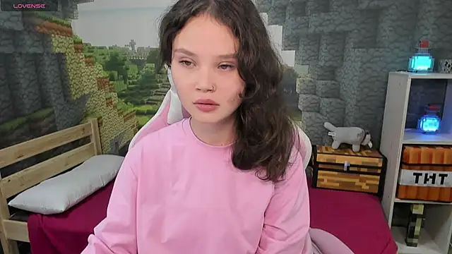 EmilyChaves online show from October 13, 2025, 6:19 pm