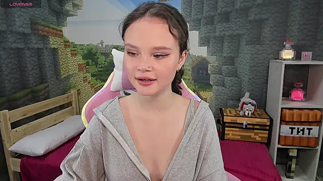 EmilyChaves online show from October 18, 2025, 3:57 pm