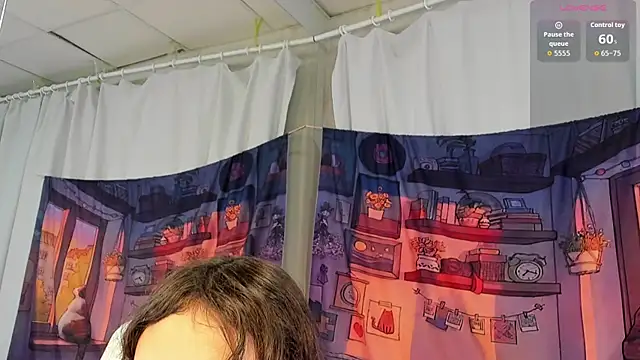 EmilyChaves online show from November 10, 2025, 6:29 pm