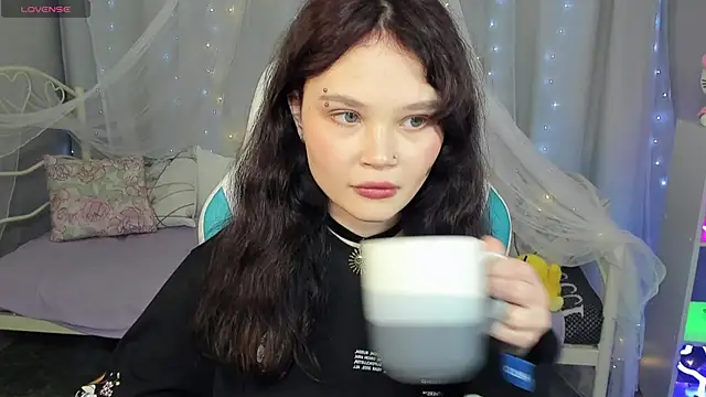 EmilyChaves online show from April 8, 2026, 6:57 am