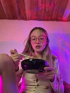 ReenKitty online show from March 26, 2026, 5:13 am