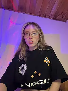 Snapshot of ReenKitty chatting on May 8, 2026, 5:02 am ReenKitty online show from May 8, 2026, 5:02 am