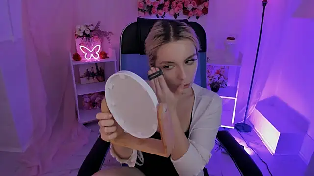 AuroraWrenfield online show from October 8, 2025, 4:43 am