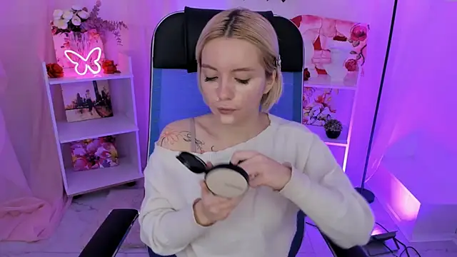 AuroraWrenfield online show from November 13, 2025, 4:33 am