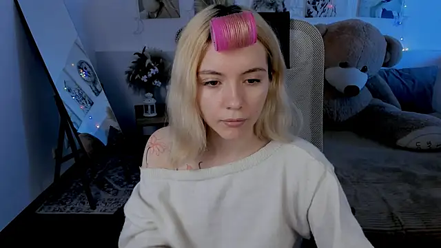 AuroraWrenfield online show from April 10, 2026, 4:28 am