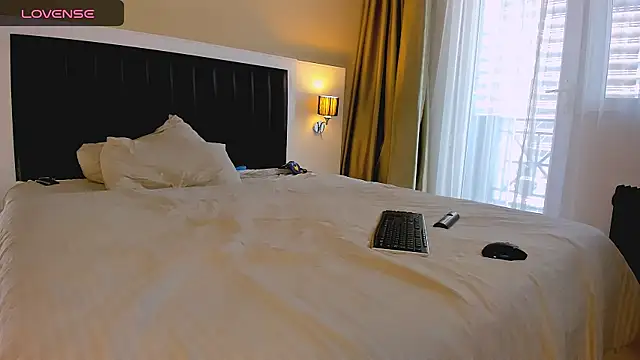 marrenaa online show from December 4, 2025, 7:06 am