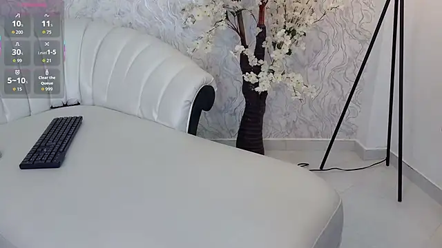 aura sanders1 online show from December 5, 2025, 11:52 am