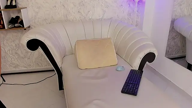 aura sanders1 online show from April 21, 2026, 11:49 am