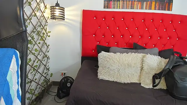 carolinacrus01 online show from November 12, 2025, 4:07 pm