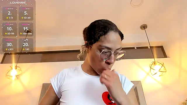 Hanna Cornee  online show from October 10, 2025, 1:43 pm