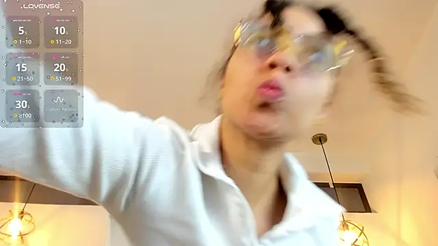 Hanna Cornee  online show from November 17, 2025, 1:39 pm