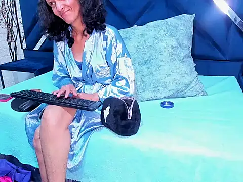 Snapshot of YanetRose chatting on July 4, 2026, 3:35 am YanetRose online show from July 4, 2026, 3:35 am