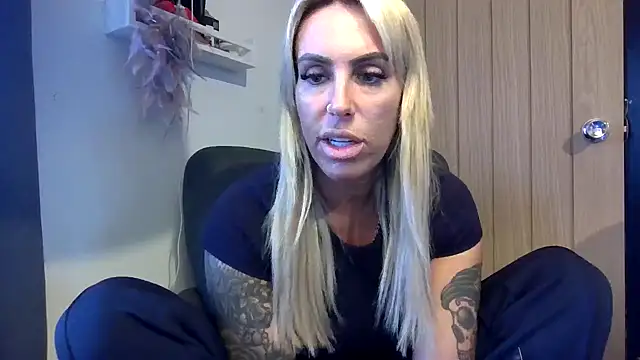 poppyinga1 online show from February 12, 2026, 9:04 am