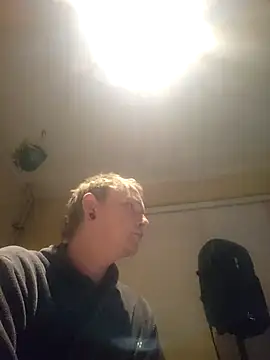 piercingpik online show from April 16, 2026, 9:39 pm