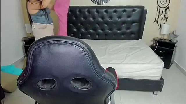 LolaVillalobos online show from October 11, 2025, 12:58 pm