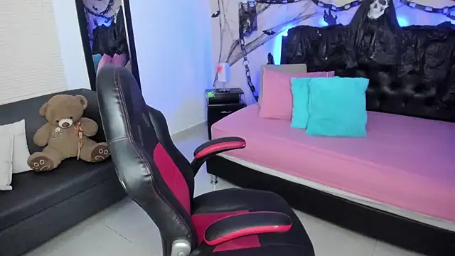 LolaVillalobos online show from October 25, 2025, 7:19 pm