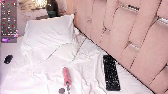 NinaCapelli online show from November 11, 2025, 4:56 am