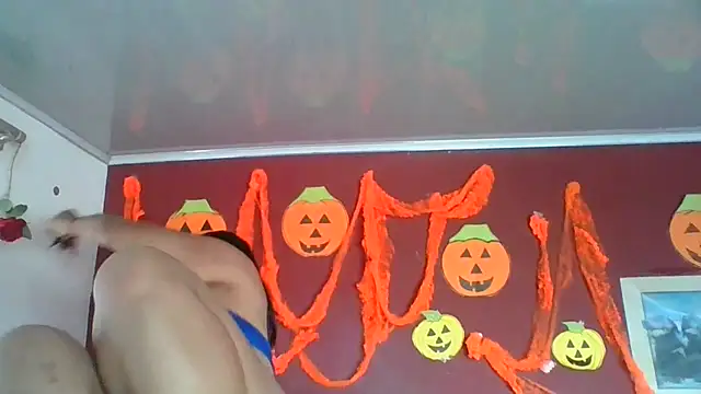 DianaOchoa  online show from October 28, 2025, 8:33 pm