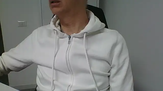 Snapshot of Sensor2000 chatting on January 12, 2026, 7:57 am Sensor2000 online show from January 12, 2026, 7:57 am