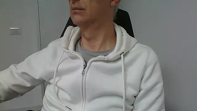 Snapshot of Sensor2000 chatting on January 14, 2026, 2:01 pm Sensor2000 online show from January 14, 2026, 2:01 pm