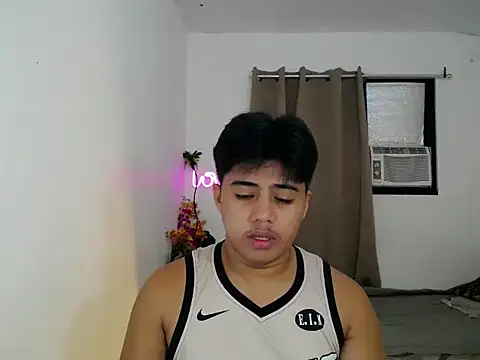 Hugecock2hundle intown online show from November 15, 2025, 6:48 pm