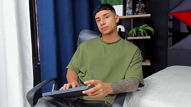 jaze bradley online show from November 26, 2025, 11:22 am