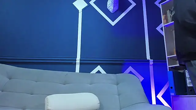 etham wolf  online show from September 18, 2025, 12:29 pm