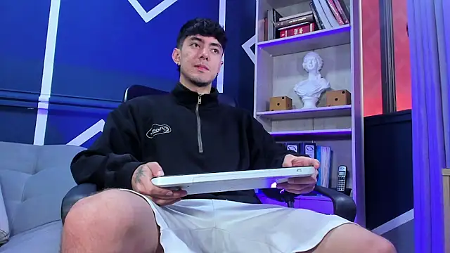 etham wolf  online show from October 11, 2025, 1:42 pm