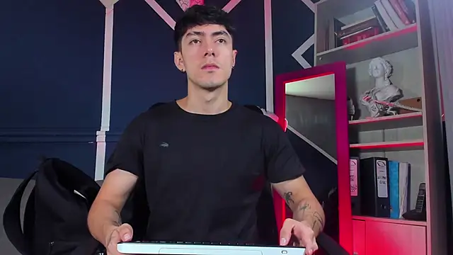 etham wolf  online show from November 25, 2025, 11:54 am