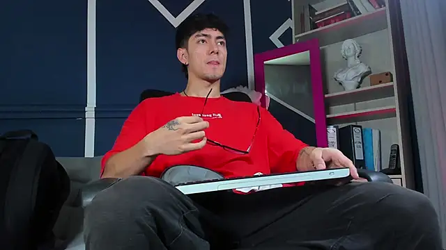 etham wolf  online show from November 29, 2025, 11:24 am