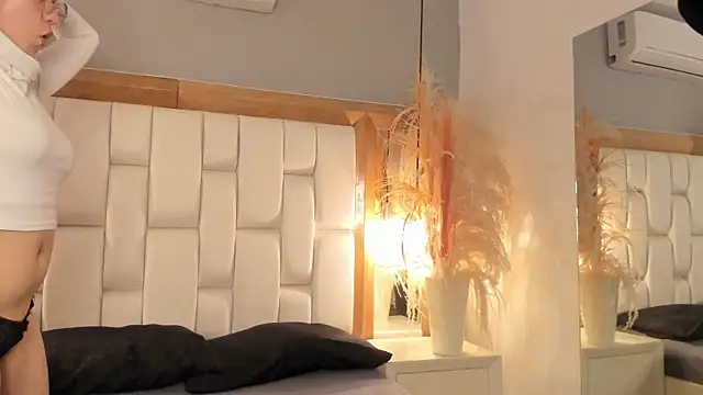 Daphne And Roger online show from September 11, 2025, 11:32 am