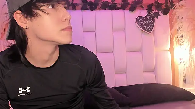 Daphne And Roger online show from April 21, 2026, 11:05 am