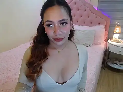 Snapshot of ur_seductivelaura chatting on December 4, 2025, 9:56 pm ur seductivelaura online show from December 4, 2025, 9:56 pm