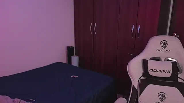 domsantiago  online show from October 4, 2025, 2:20 am