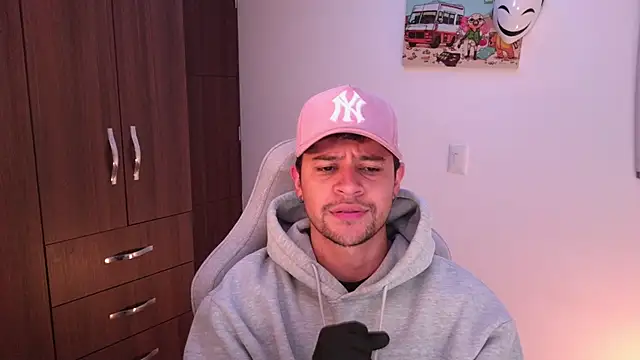 domsantiago  online show from November 22, 2025, 2:21 am