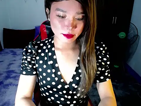 Urassiansweetcummer online show from November 20, 2025, 12:27 pm