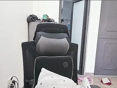 Shulee21 online show from October 3, 2025, 1:57 am