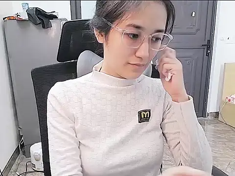 Shulee21 online show from October 20, 2025, 3:40 am