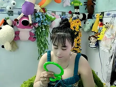 emgaixinhngoan online show from November 19, 2025, 2:22 am