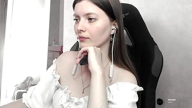 cute elfy  online show from September 12, 2025, 2:06 pm