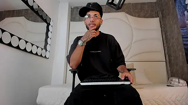 Snapshot of Thiagoferreti chatting on October 1, 2025, 3:23 am Thiagoferreti online show from October 1, 2025, 3:23 am