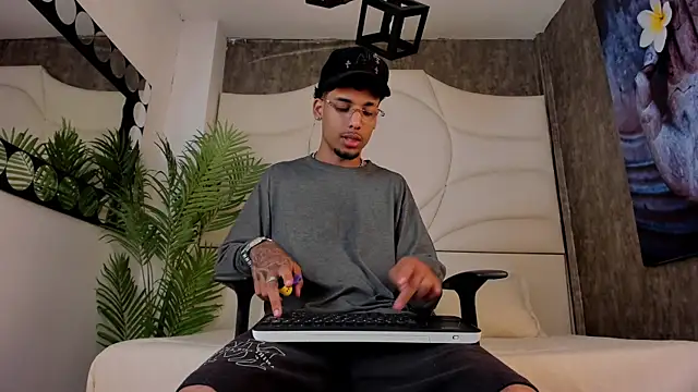 Snapshot of Thiagoferreti chatting on October 13, 2025, 3:17 am Thiagoferreti online show from October 13, 2025, 3:17 am