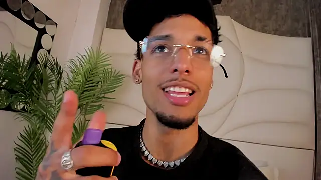 Snapshot of Thiagoferreti chatting on October 14, 2025, 3:29 am Thiagoferreti online show from October 14, 2025, 3:29 am