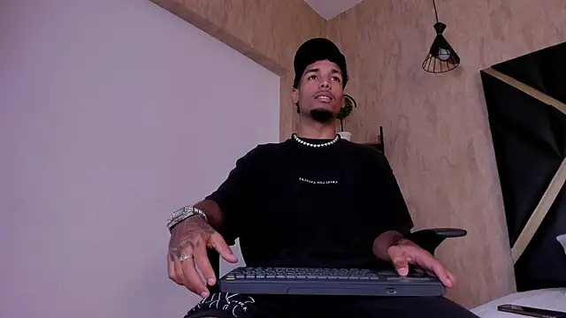 Snapshot of Thiagoferreti chatting on October 21, 2025, 7:14 pm Thiagoferreti online show from October 21, 2025, 7:14 pm