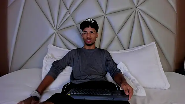 Snapshot of Thiagoferreti chatting on November 3, 2025, 9:27 pm Thiagoferreti online show from November 3, 2025, 9:27 pm