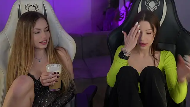 Selena Glow online show from November 28, 2025, 11:51 pm