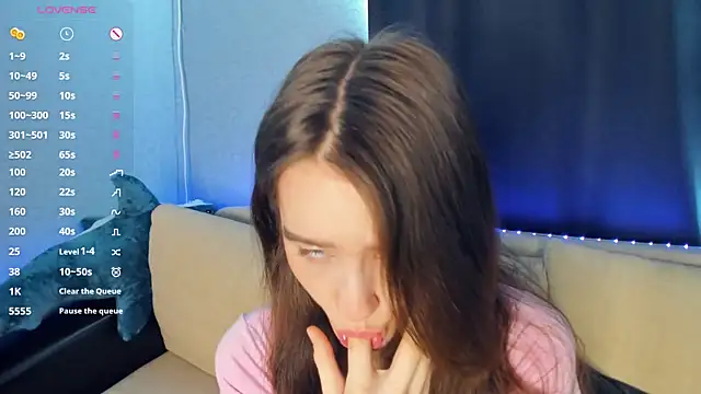 lovelyalivia online show from April 3, 2026, 8:12 am