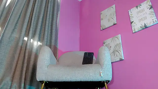 Snapshot of emily_ox0 chatting on June 25, 2026, 8:24 pm emily ox0 online show from June 25, 2026, 8:24 pm